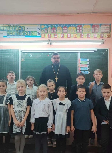 Батюшка рассказал школьникам о добре на примере сказок