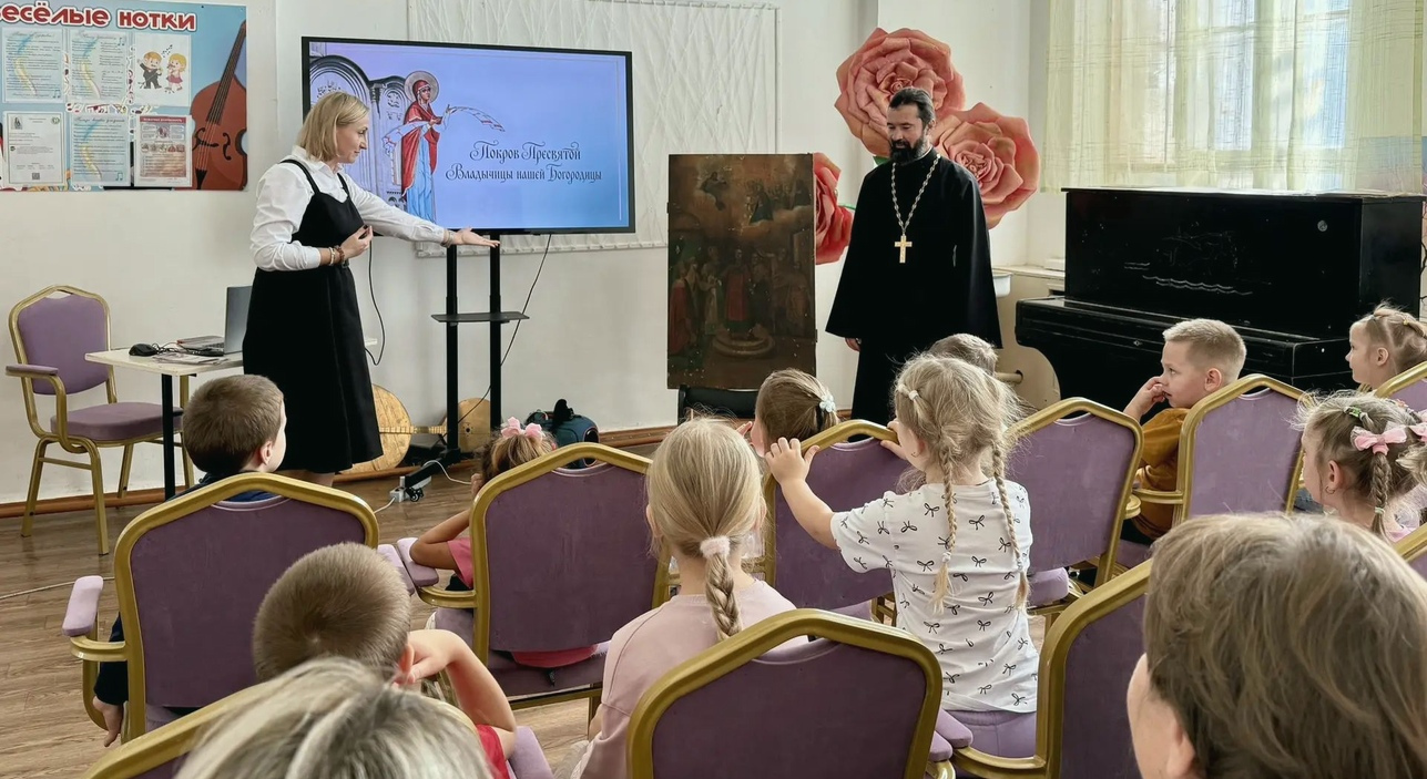 Настрятель храма Вознесения Господня станицы Пластуновской провел миссионерскую акцию ко дню Покрова Пресвятой Богородицы