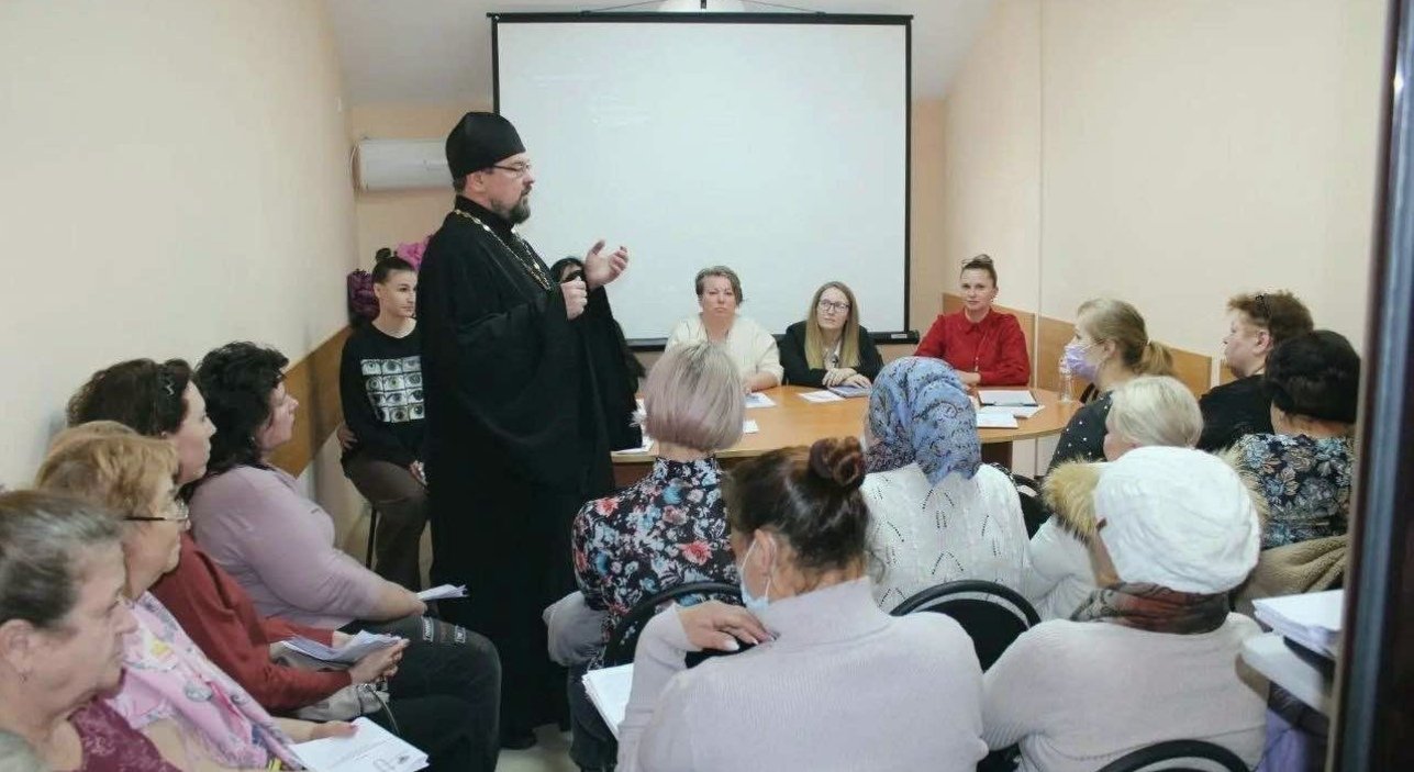 Социальное служение: священник посетил общество социальной помощи «Добродея» и провел беседу с ухаживающими за больными
