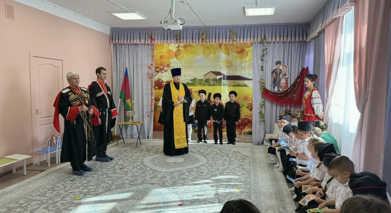 Священник благословил юных казачат