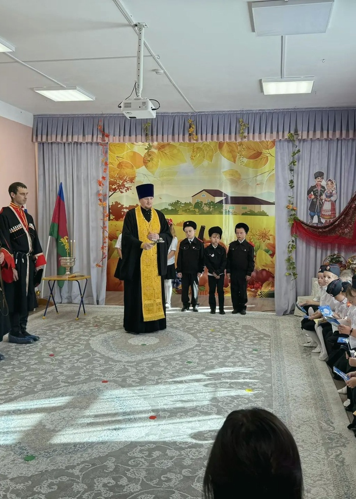 Священник благословил юных казачат