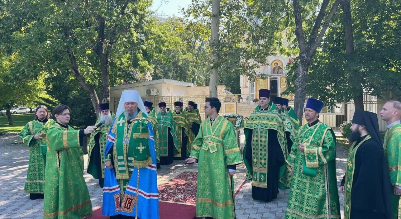 Благочинный Динского округа принял участие в праздничном молебне в День семьи, любви и верности