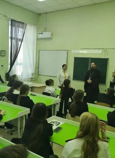 Накануне праздника Сретения Господня и Дня православной молодёжи священник посетил казачью школу станицы Васюринской
