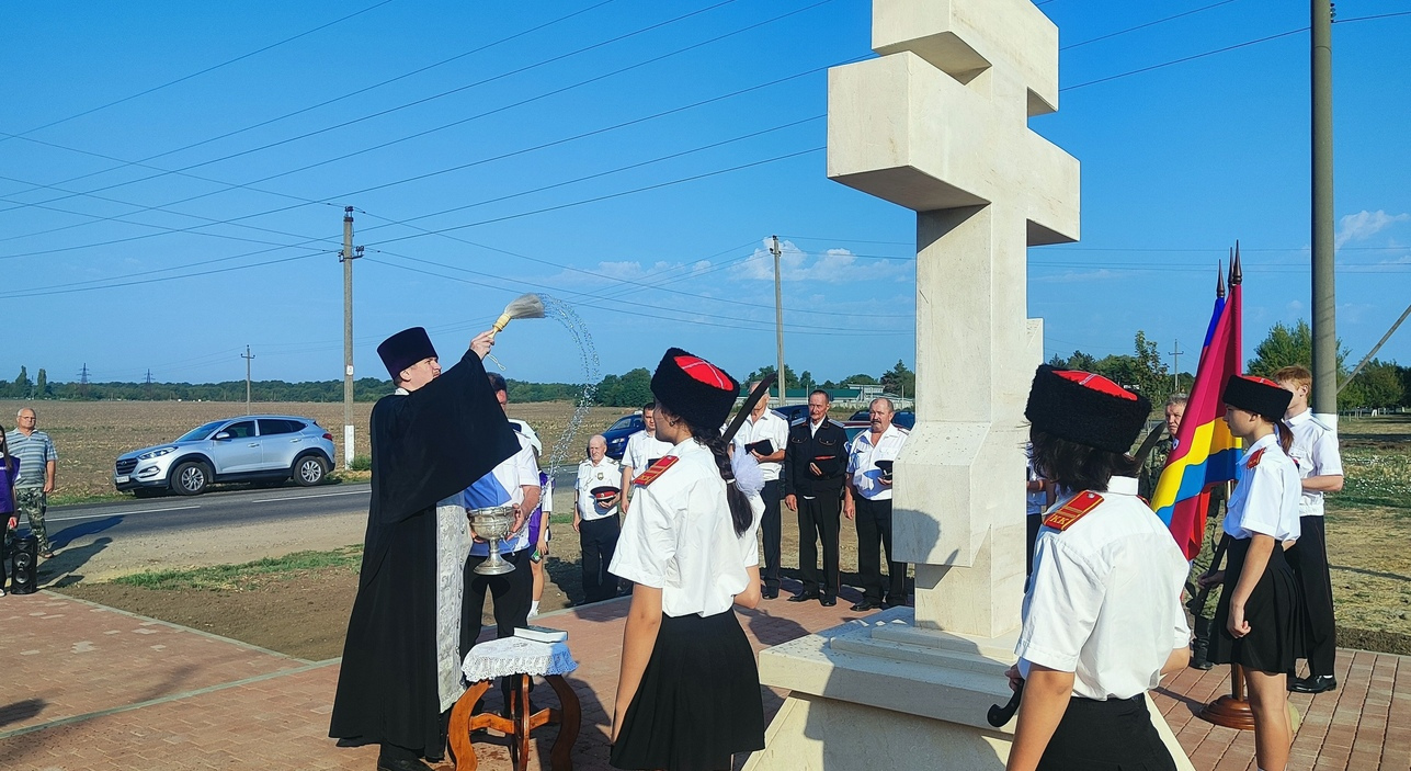 В станице Васюринской установлен и освящен поклонный крест