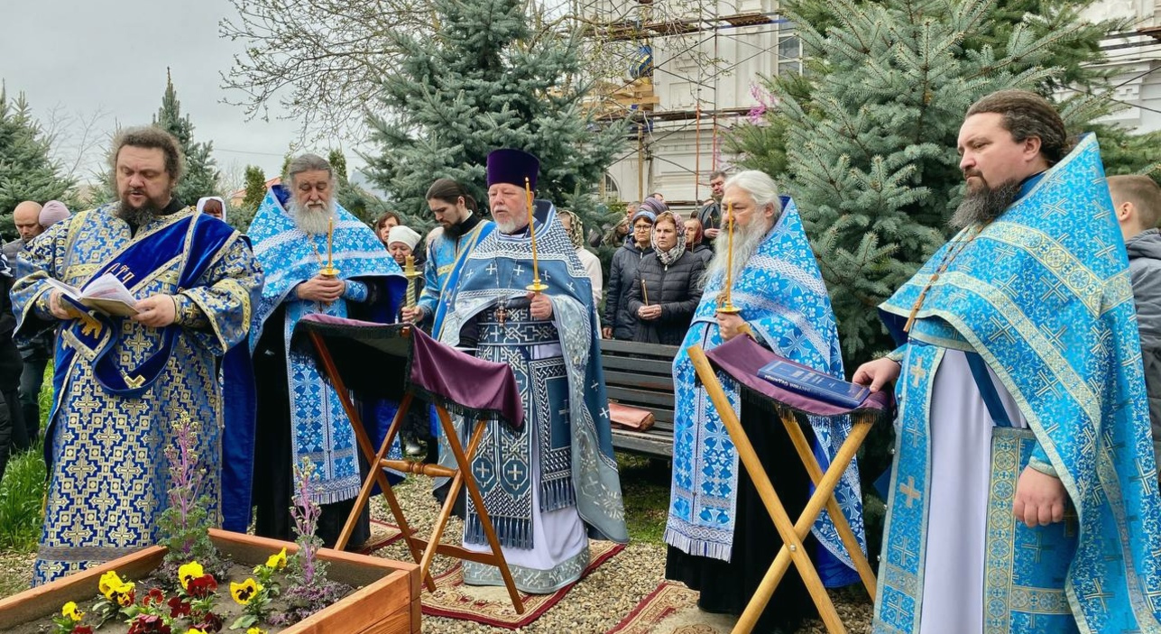 В храме Вознесения Господня станицы Пластуновской молитвенно помянули почившего батюшку
