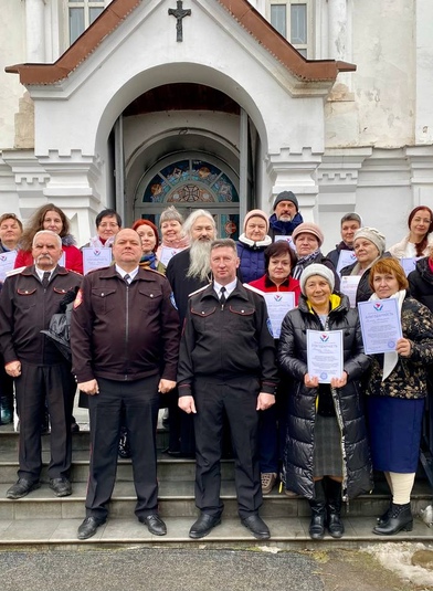В храме станицы Пластуновской наградили добровольцев, которые плетут маскировочные сети для фронта