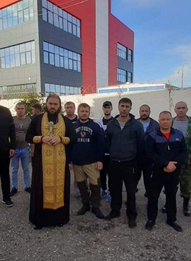 Священник благословил призывников