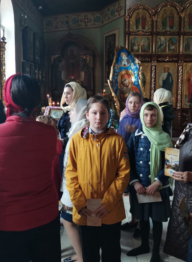 Дети из приюта «Островок» и семьи, находящиеся в трудной жизненной ситуации,  посетили храм Святой Троицы