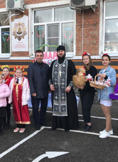 Прошла предпасхальная благотворительная ярмарка в школе № 2